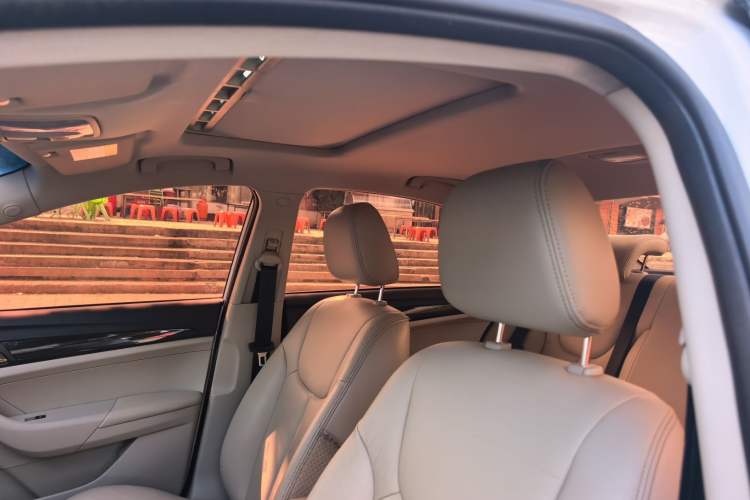 Used Roewe 360 2017 1.5L Automatic Luxury Edition Interior 5