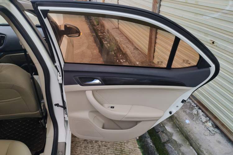 Used Roewe 360 2017 1.5L Automatic Luxury Edition Interior 6