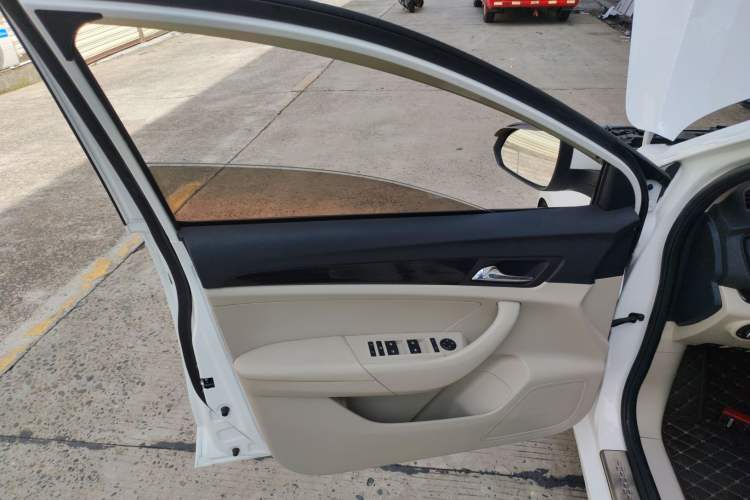 Used Roewe 360 2017 1.5L Automatic Luxury Edition Interior 7