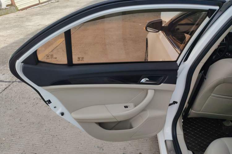 Used Roewe 360 2017 1.5L Automatic Luxury Edition Interior 8