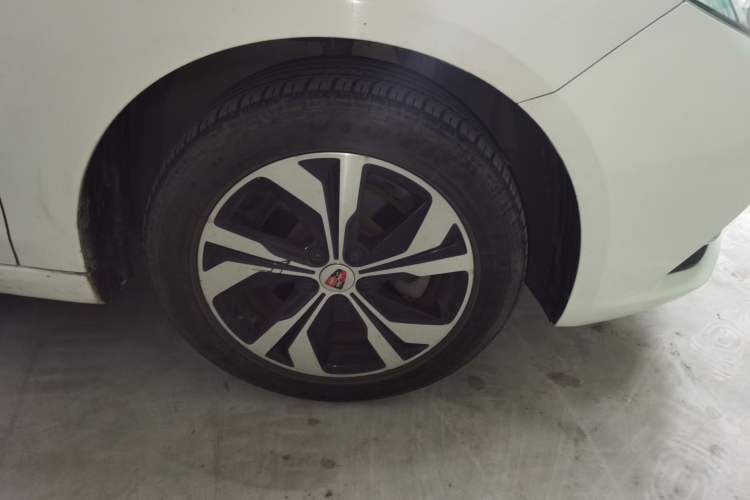 Used Roewe 360 2017 1.5L Automatic Smart Screen Version Right Front Wheel Hub
