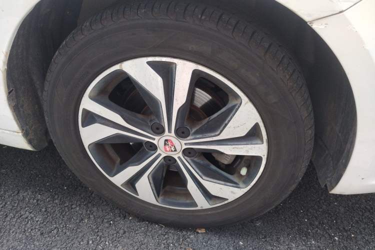 Used Roewe 360 2017 1.5L Automatic Luxury Edition Right Front Wheel Hub