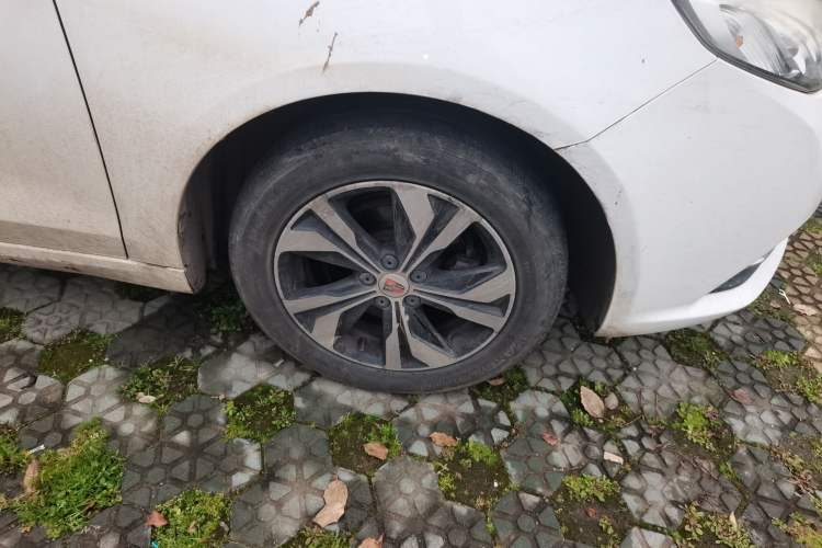 Used Roewe 360 2017 1.5L Manual Smart Screen Version Right Front Wheel Hub