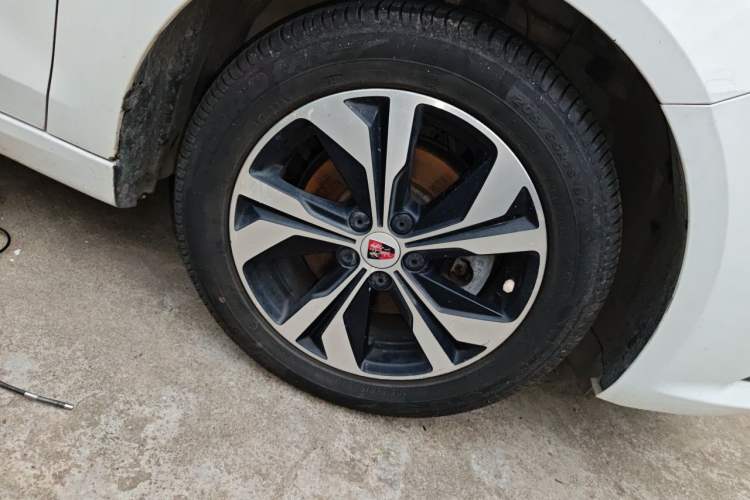 Used Roewe 360 2017 1.5L Automatic Smart Screen Version Right Front Wheel Hub