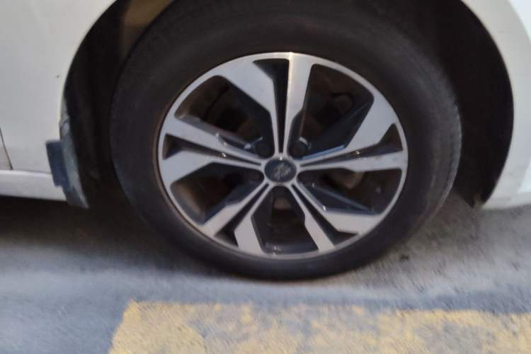 Used Roewe 360 2017 1.5L Automatic Luxury Edition Right Front Wheel Hub
