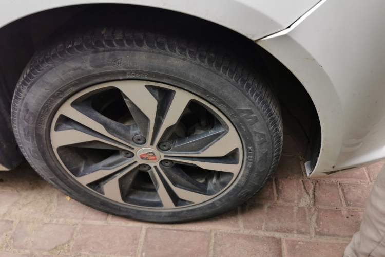 Used Roewe 360 2017 1.5L Automatic Smart Screen Version Right Front Wheel Hub