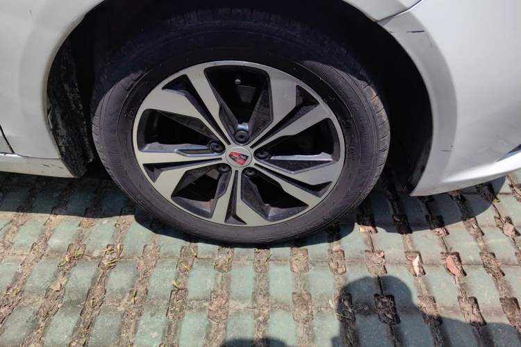 Used Roewe 360 2017 1.5L Automatic Luxury Edition Right Front Wheel Hub