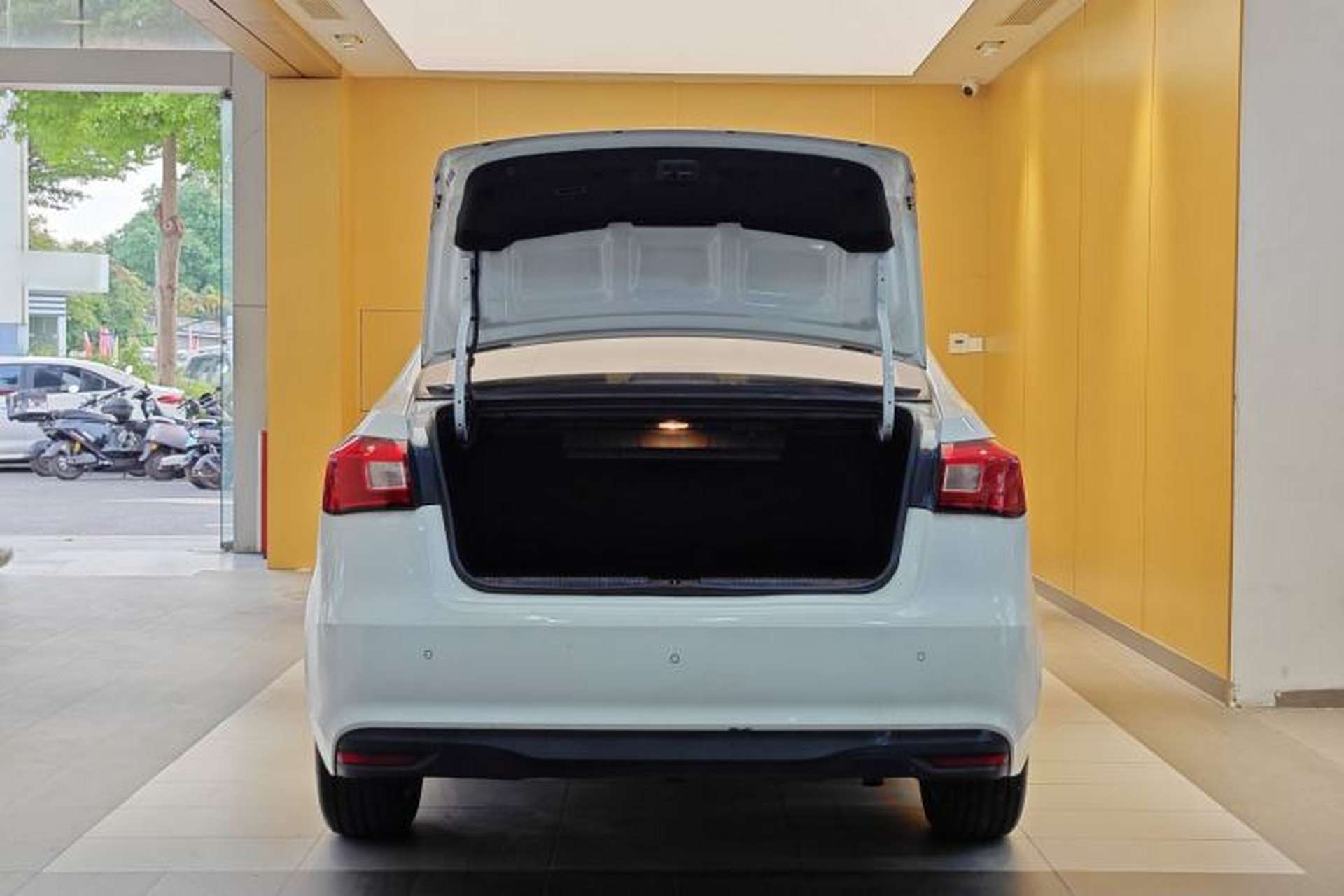 Used Roewe 360 2017 1.5L Automatic Smart Screen Version Trunk
