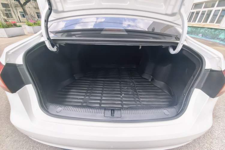 Used Roewe 360 2017 1.5L Automatic Luxury Edition Trunk