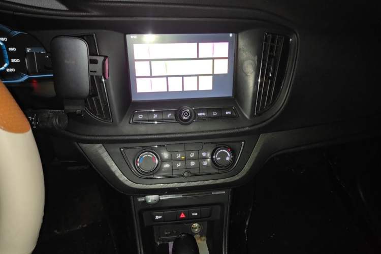 Used Roewe 360 2017 1.5L Automatic Luxury Edition Audio And AC Panel