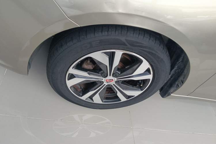 Used Roewe 360 2017 1.5L Automatic Smart Screen Version Left Front Wheel Hub