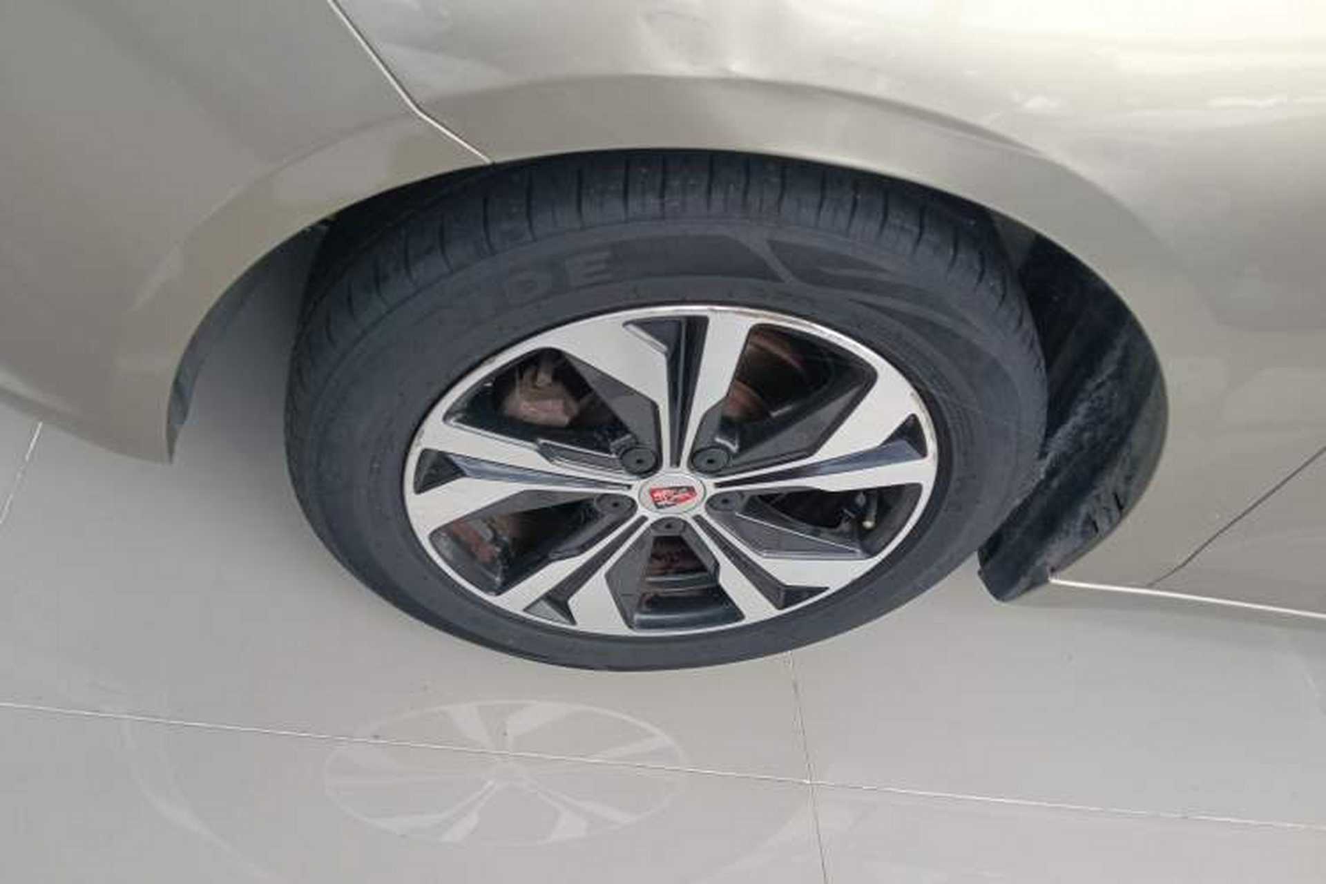 Used Roewe 360 2017 1.5L Automatic Smart Screen Version Left Front Wheel Hub