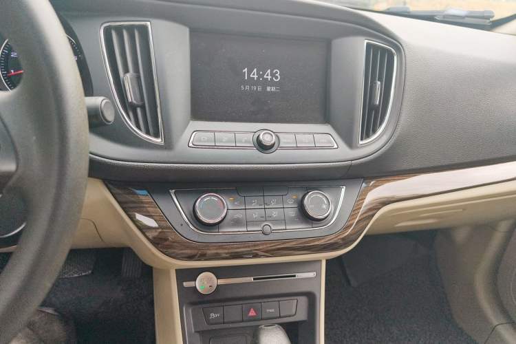 Used Roewe 360 2018 PLUS 1.5L Automatic Luxury Edition Audio And AC Panel