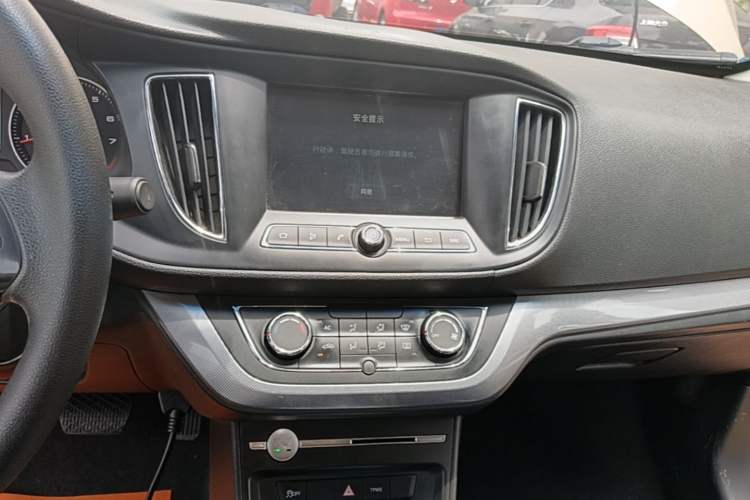 Used Roewe 360 2018 PLUS 1.5L Automatic Luxury Edition Audio And AC Panel