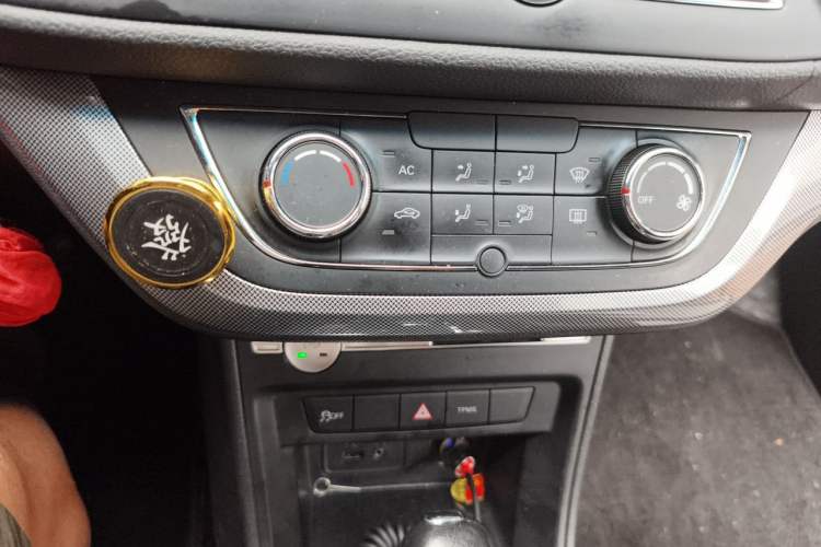 Used Roewe 360 2018 PLUS 1.5L Automatic Luxury Edition Audio And AC Panel