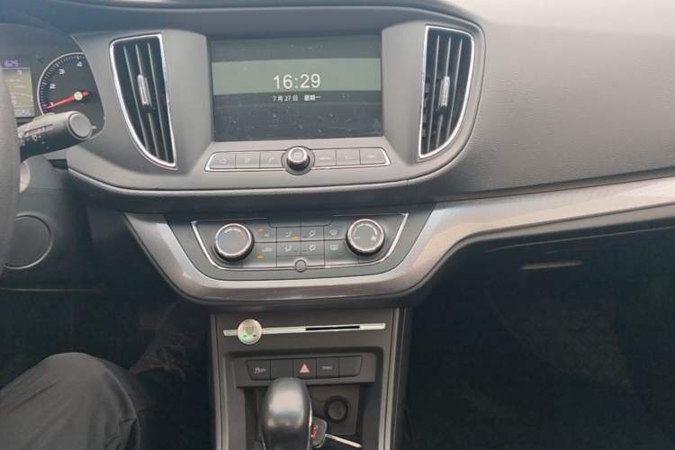 Used Roewe 360 2018 PLUS 1.5L Automatic Luxury Edition Audio And AC Panel