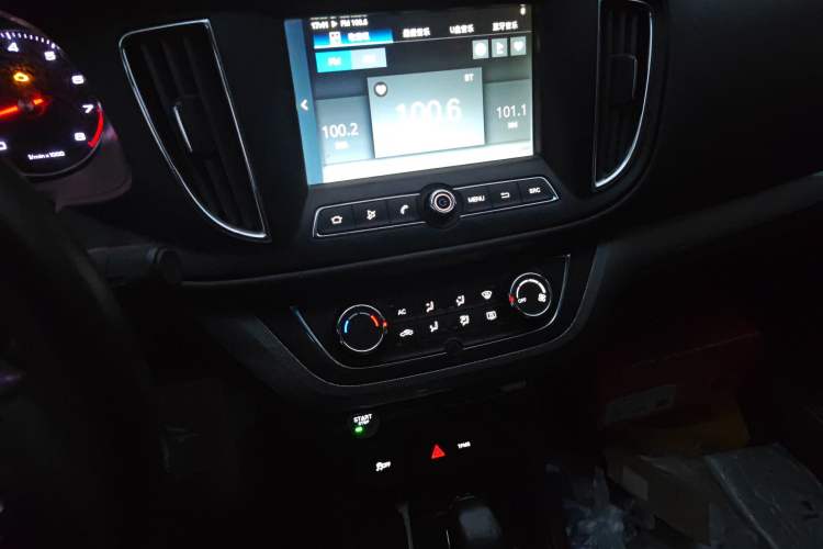 Used Roewe 360 2018 PLUS 1.5L Automatic Luxury Edition Audio And AC Panel