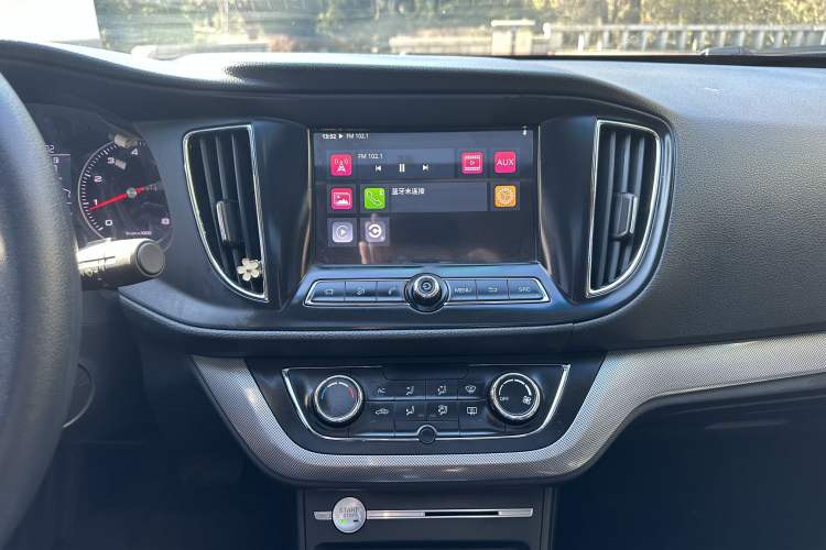 Used Roewe 360 2018 PLUS 1.5L Automatic Luxury Edition Audio And AC Panel