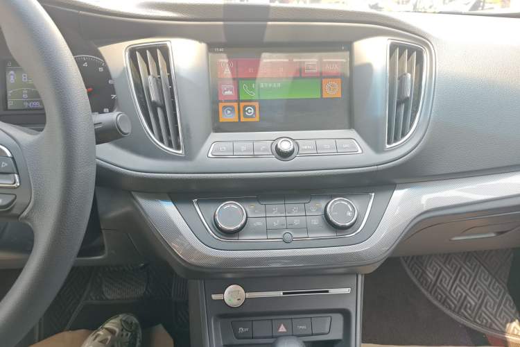 Used Roewe 360 2018 PLUS 1.5L Automatic Luxury Edition Audio And AC Panel