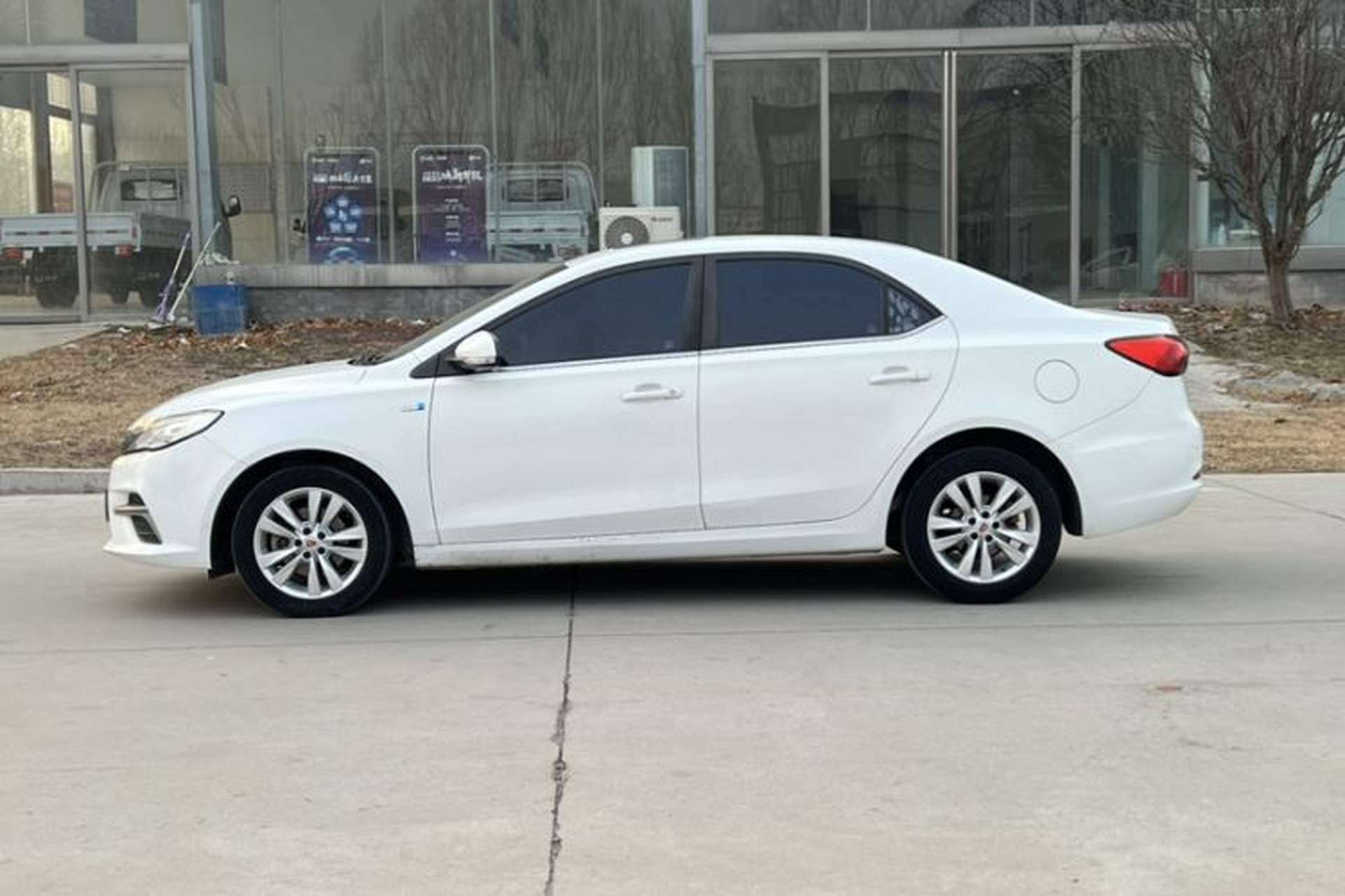 Used Roewe 360 2018 PLUS 1.5L Manual Luxury Edition Exterior 3