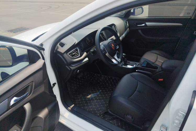 Used Roewe 360 2018 PLUS 1.5L Automatic Luxury Edition Interior 2