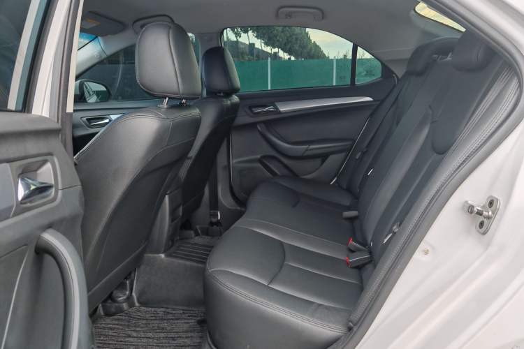 Used Roewe 360 2018 PLUS 1.5L Manual Luxury Edition Interior 4