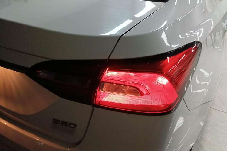 Used Roewe 360 2018 PLUS 1.5L Automatic Luxury Edition Right Rear Taillight