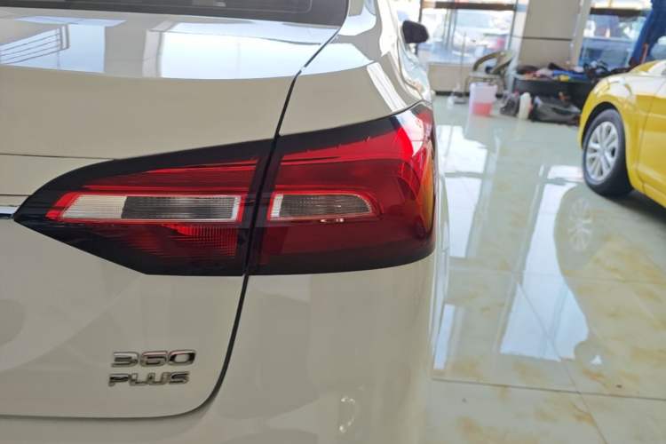 Used Roewe 360 2018 PLUS 1.5L Automatic Luxury Edition Right Rear Taillight