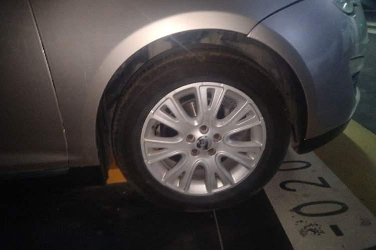 Used Roewe 550 2010 550S 1.8L Automatic Start-Zhen New Year Edition Right Front Wheel Hub