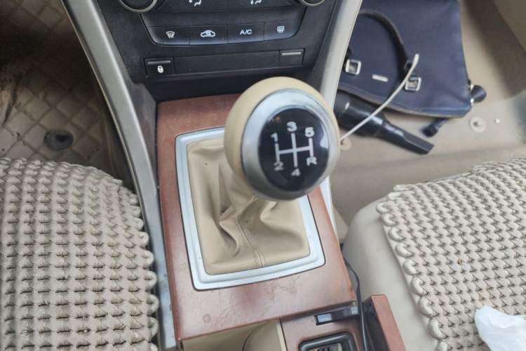 Used Roewe 550 2012 550 1.8L Manual "Pure Gold" Limited Edition Gear Lever