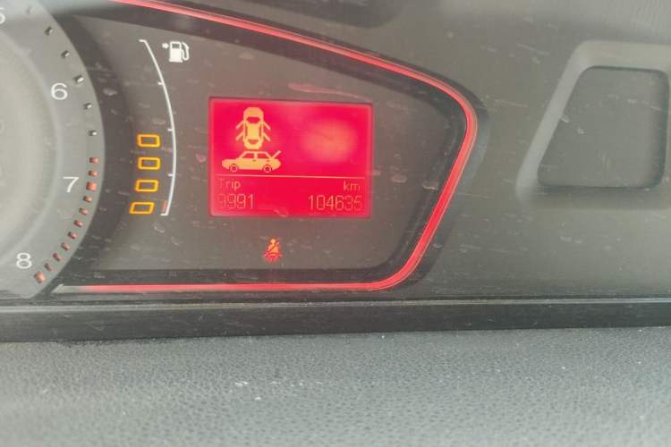 Used Roewe 550 2012 550 1.8L Manual "Pure Gold" Limited Edition Odometer Close Up