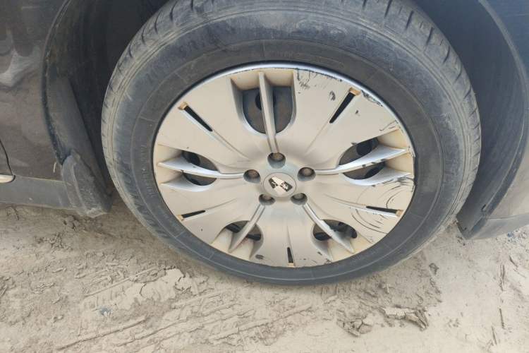 Used Roewe 550 2012 550 1.8L Manual "Pure Gold" Limited Edition Right Front Wheel Hub