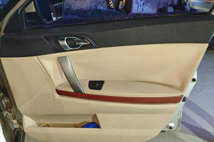 Used Roewe 550 2012 550 1.8T Automatic Full-Gold Limited Edition Interior 5