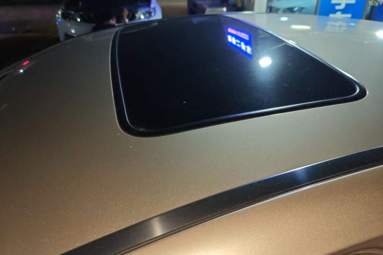 Used Roewe 550 2012 550 1.8T Automatic Full-Gold Limited Edition Roof
