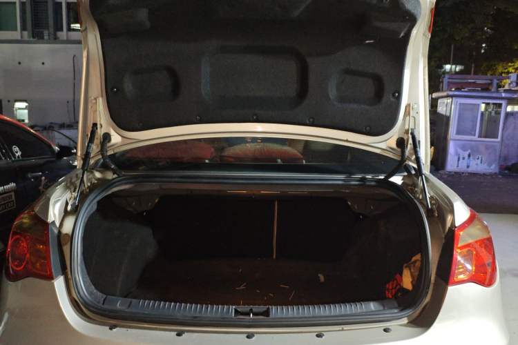 Used Roewe 550 2012 550 1.8T Automatic Full-Gold Limited Edition Trunk