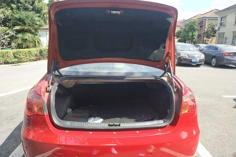 Used Roewe 550 2012 550 1.8T Automatic Full-Gold Limited Edition Trunk