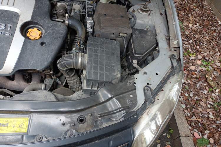 Used Roewe 550 2012 550 1.8T Automatic Full-Gold Limited Edition Engine Bay Left