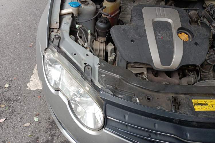 Used Roewe 550 2012 550 1.8T Automatic Full-Gold Limited Edition Engine Bay Right