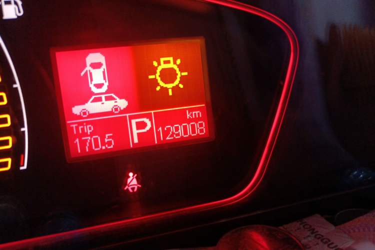 Used Roewe 550 2012 550 1.8T Automatic Full-Gold Limited Edition Odometer Close Up