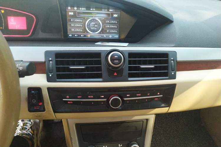 Used Roewe 550 2013 Classic Edition 550 1.8L Automatic Fashion Model Audio And AC Panel