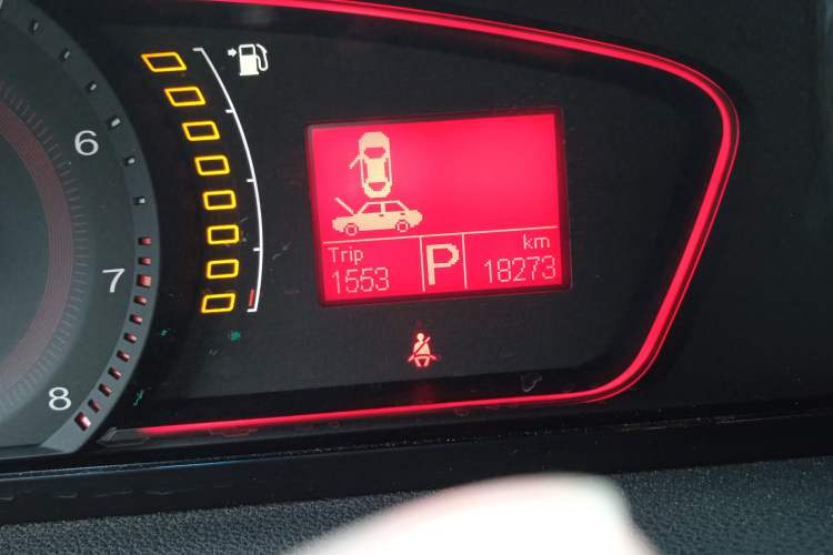 Used Roewe 550 2013 Classic Edition 550 1.8L Automatic Luxury Model Odometer Close Up