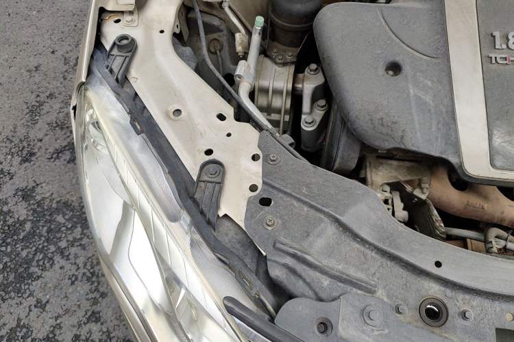 Used Roewe 550 2013 550D 1.8T Automatic Premium Edition Engine Bay Right