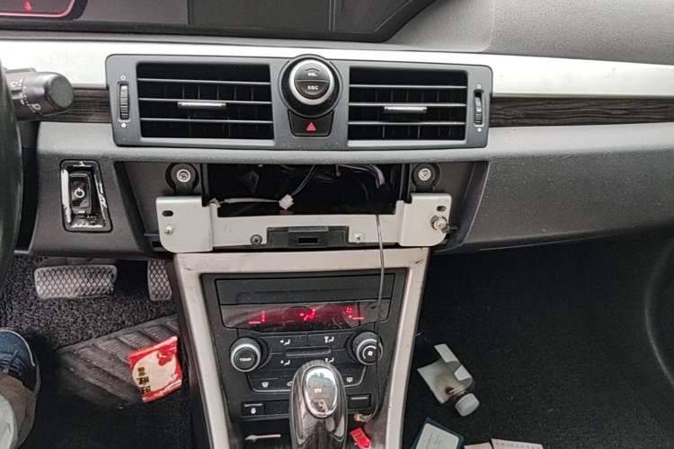 Used Roewe 550 2013 Classic Edition 550 1.8L Automatic Luxury Model Audio And AC Panel