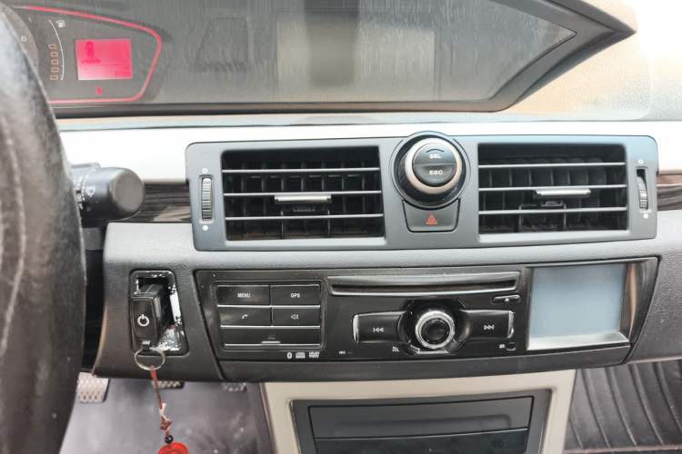 Used Roewe 550 2013 Classic Edition 550 1.8L Manual Luxury Model Audio And AC Panel