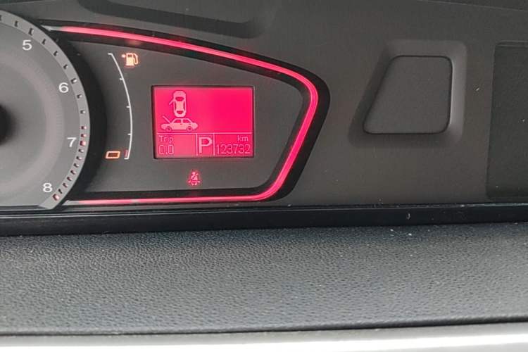 Used Roewe 550 2013 Classic Edition 550 1.8L Automatic Luxury Model Odometer Close Up