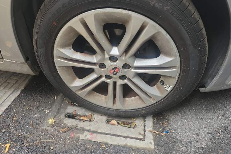 Used Roewe 550 2013 550G 1.8T Automatic Prestige Edition Right Front Wheel Hub