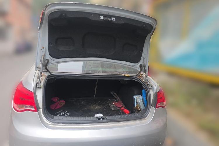 Used Roewe 550 2013 550G 1.8T Automatic Prestige Edition Trunk