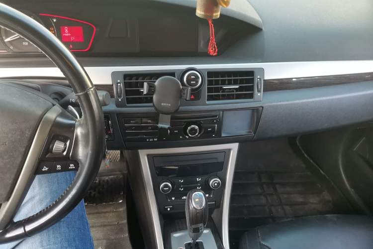 Used Roewe 550 2013 Classic Edition 550 1.8L Automatic Luxury Model Audio And AC Panel