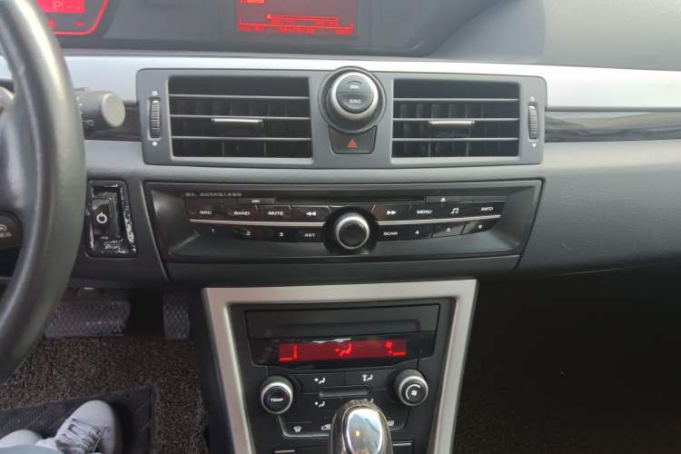 Used Roewe 550 2013 Classic Edition 550 1.8L Automatic Luxury Model Audio And AC Panel