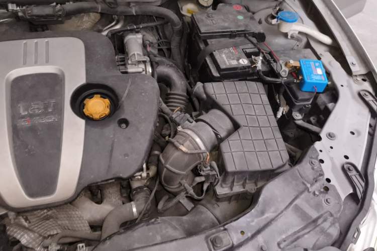 Used Roewe 550 2013 550D 1.8T Automatic Premium Edition Engine Bay Left